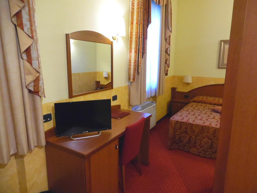 Hotel Majestic San Giuliano Milanese Bagian luar foto